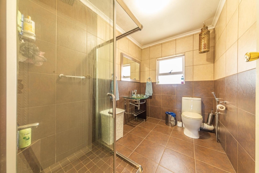 To Let 5 Bedroom Property for Rent in Loevenstein Western Cape